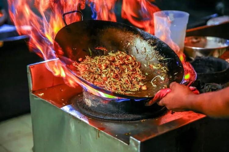 食物更像是炖菜—— 商场餐饮，大多“预制”
