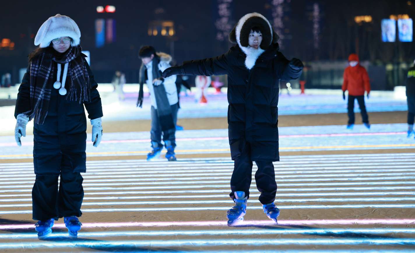 冰雪乐园连绵千米 严冬松花江成欢乐海洋