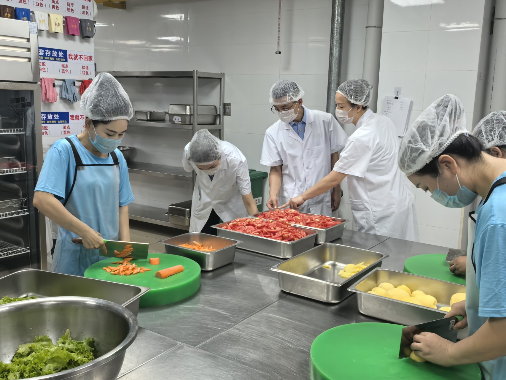 打造“放心餐” 守护学生“舌尖上的安全”
