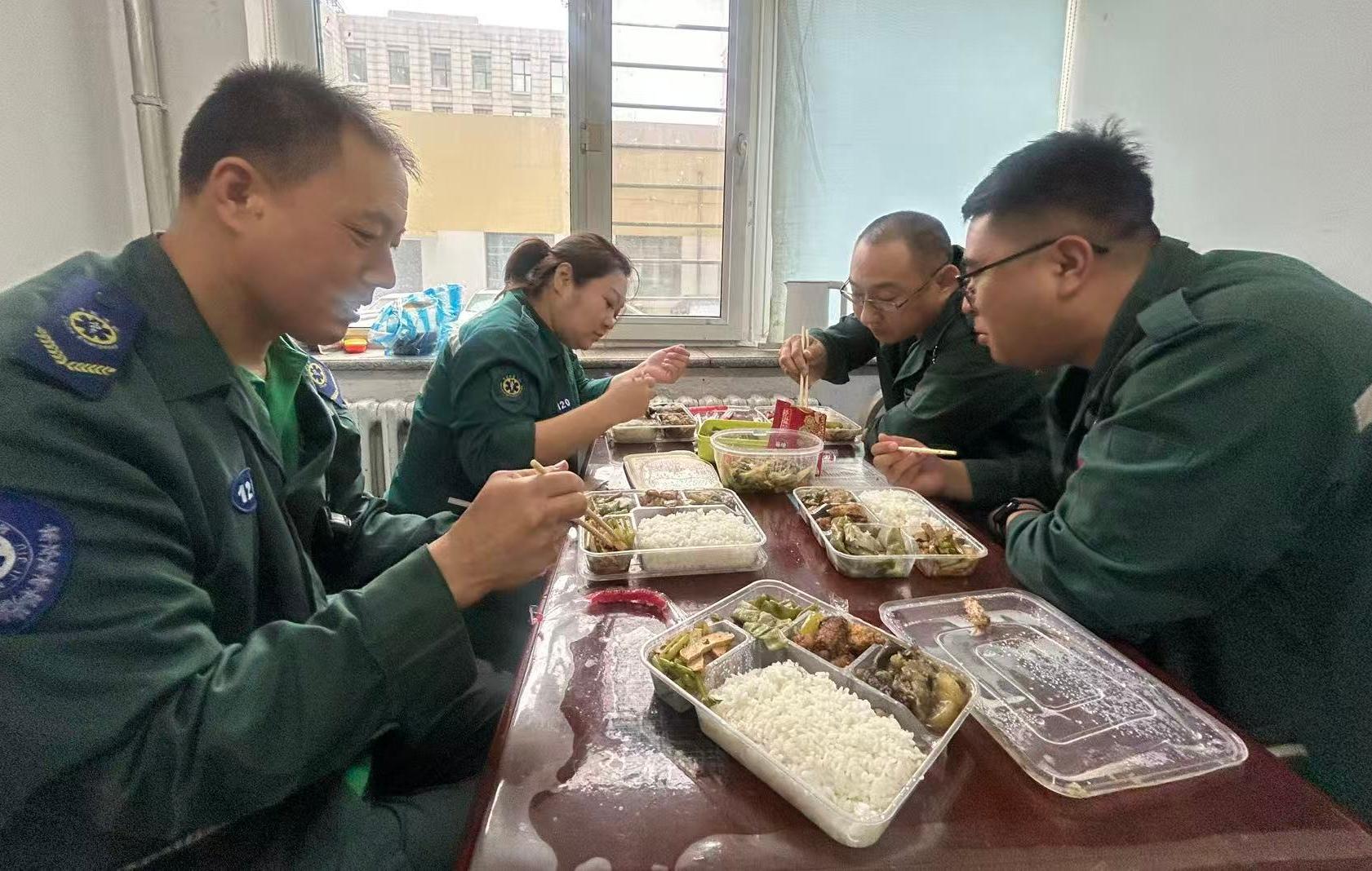 社会眼｜风雨中的“生命摆渡人”：120急救人员的一天
