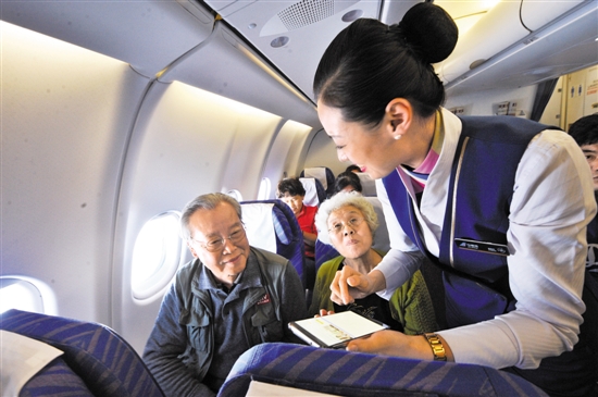 女子坐长途飞机险丧命 长途出行后腿肿警惕肺栓塞